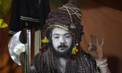 Un Naga Sadhu indio o un hombre santo desnudo se sienta en una tienda de campaña el primer día de baño del festival Kumbh Mela en Sangam, la confluencia de los ríos sagrados Ganges, Yamuna y Saraswati, en Prayagraj, estado norteño de Uttar Pradesh, India, el 13 de enero. EFE/EPA/RAJAT GUPTA