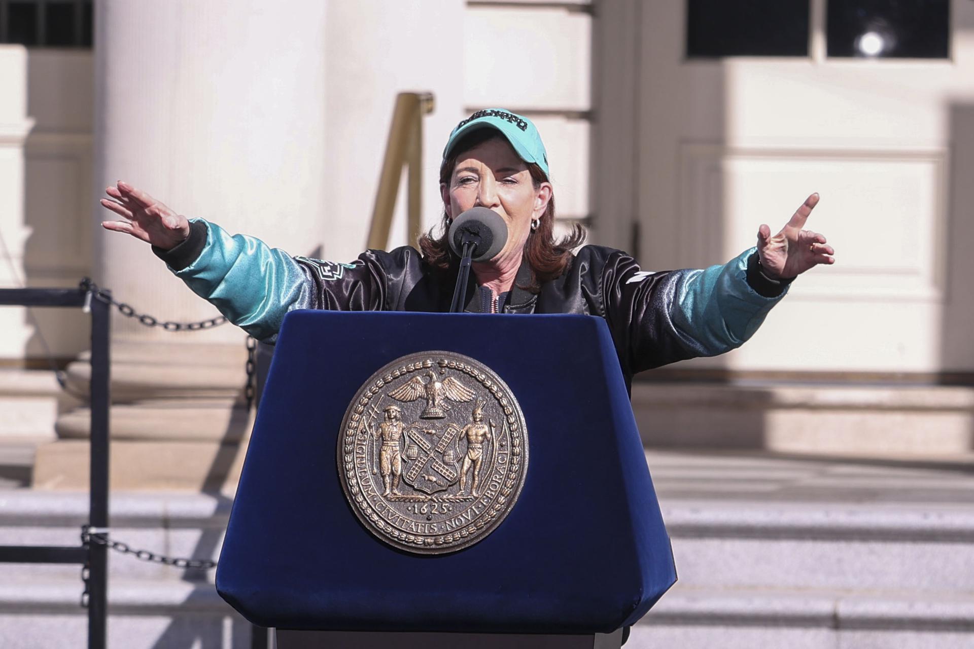 Fotografía de archivo de la gobernadora de Nueva York, Kathy Hochul, durante una ceremonia en el ayuntamiento en Nueva York, EE. UU., el 24 de octubre de 2024.EFE/EPA/Sarah Yenesel