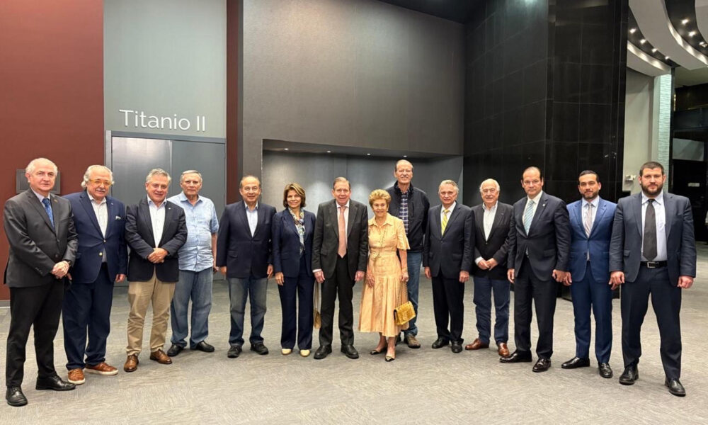 Fotografía tomada de la cuenta en X del expresidente de Colombia Andrés Pastrana, @AndresPastrana_, del líder opositor venezolano Edmundo González Urrutia (c) posando acompañado por un grupo de expresidentes latinoamericanos este martes, en la Ciudad de Panamá (Panamá). EFE/ @AndresPastrana_ /SOLO USO EDITORIAL/ SOLO DISPONIBLE PARA ILUSTRAR LA NOTICIA QUE ACOMPAÑA (CRÉDITO OBLIGATORIO)