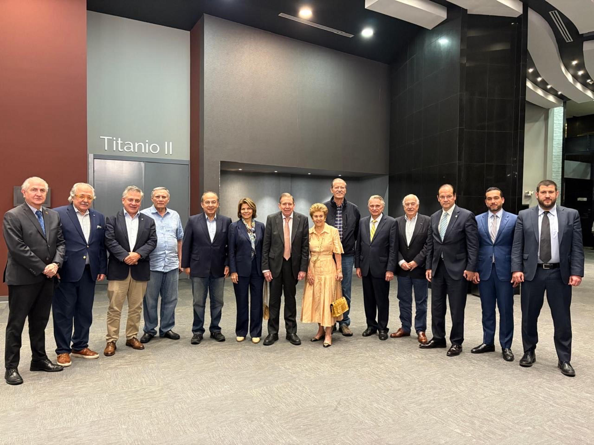 Fotografía tomada de la cuenta en X del expresidente de Colombia Andrés Pastrana, @AndresPastrana_, del líder opositor venezolano Edmundo González Urrutia (c) posando acompañado por un grupo de expresidentes latinoamericanos este martes, en la Ciudad de Panamá (Panamá). EFE/ @AndresPastrana_ /SOLO USO EDITORIAL/ SOLO DISPONIBLE PARA ILUSTRAR LA NOTICIA QUE ACOMPAÑA (CRÉDITO OBLIGATORIO)