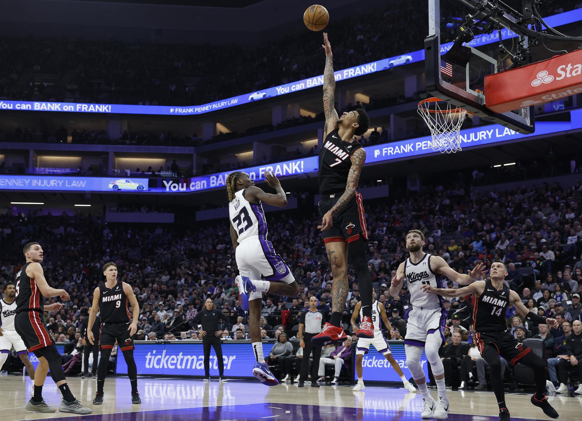 Fotografía de un juego de la NBA entre Sacramento Kings y Miami Heat. La NBA aplazó dos partidos más por los incendios en Los Ángeles. EFE/JOHN G. MABANGLO