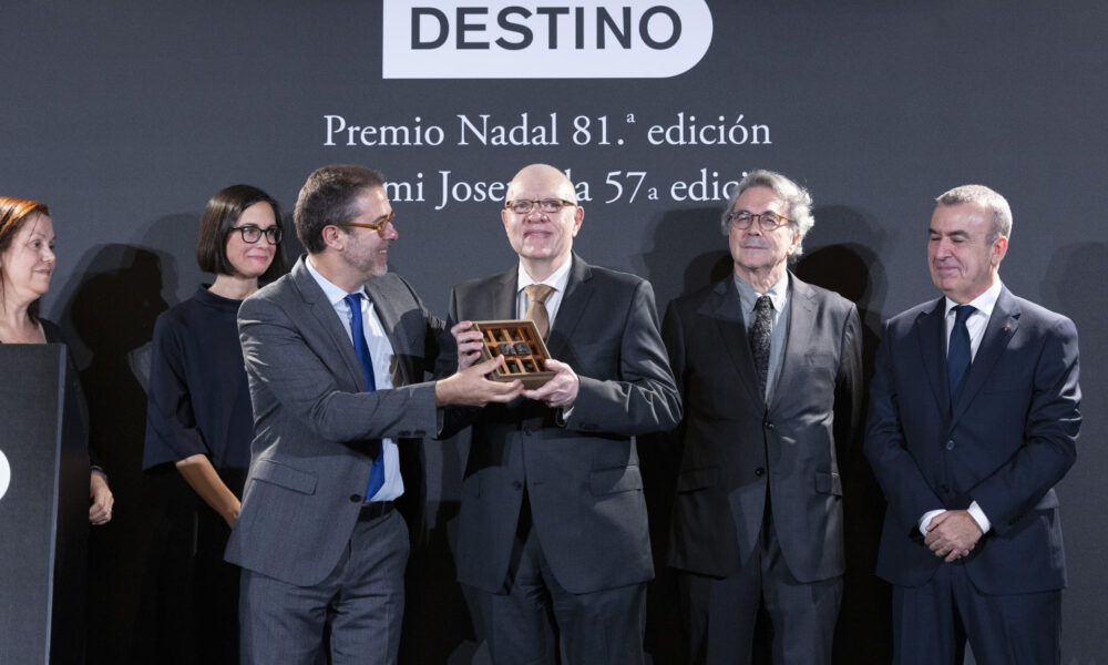 El jurado del Premio Nadal proclama a Jorge Fernández Díaz (c) como ganador de su 81 edición en una velada en el que se ha dado también a conocer al vencedor de la 57 edición del Premio Josep Pla de prosa en catalán. EFE/Marta Pérez