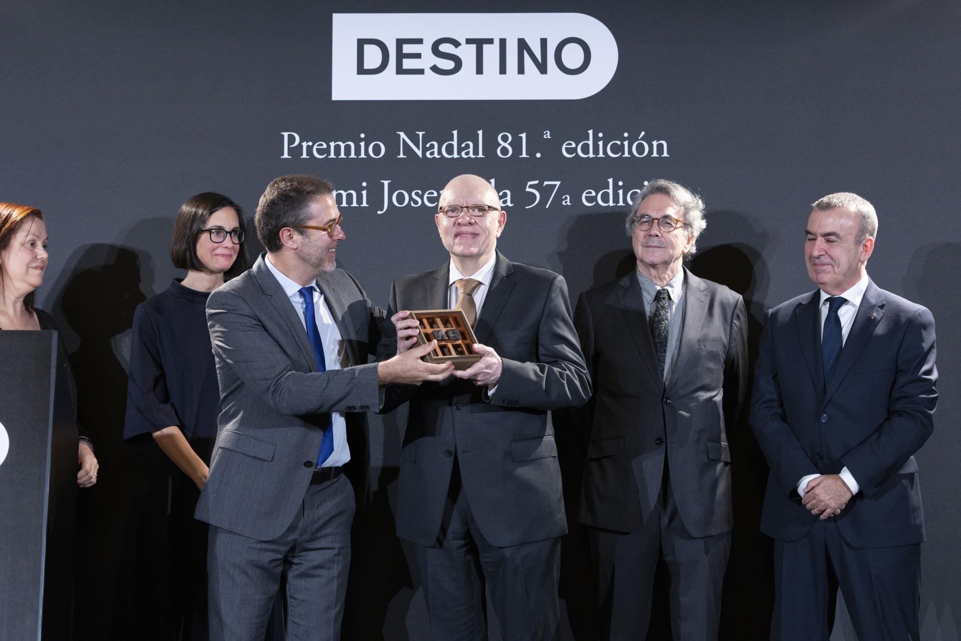 El jurado del Premio Nadal proclama a Jorge Fernández Díaz (c) como ganador de su 81 edición en una velada en el que se ha dado también a conocer al vencedor de la 57 edición del Premio Josep Pla de prosa en catalán. EFE/Marta Pérez