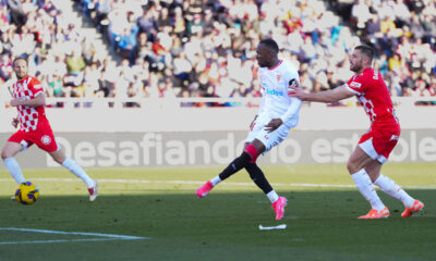 El extremo belga del Sevilla FC Dodi Lukebakio (c) anota un gol ante el Girona, el segundo del equipo andaluz, durante el partido de LaLiga EA Sports en el Estadio de Montilivi de Girona este sábado. EFE/ Siu Wu