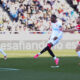 El extremo belga del Sevilla FC Dodi Lukebakio (c) anota un gol ante el Girona, el segundo del equipo andaluz, durante el partido de LaLiga EA Sports en el Estadio de Montilivi de Girona este sábado. EFE/ Siu Wu