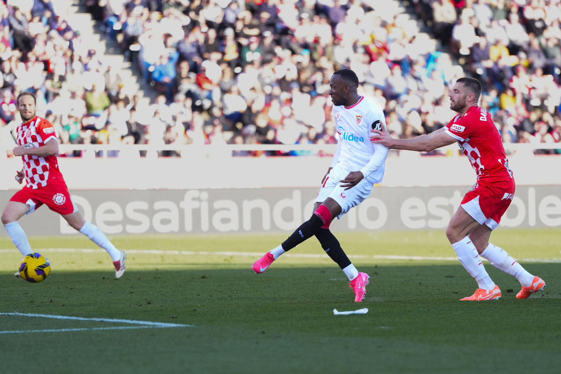 El extremo belga del Sevilla FC Dodi Lukebakio (c) anota un gol ante el Girona, el segundo del equipo andaluz, durante el partido de LaLiga EA Sports en el Estadio de Montilivi de Girona este sábado. EFE/ Siu Wu