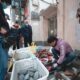 Un hombre vende tortugas en un mercado de Wuhan este 21 de enero. EFE/EPA/ALEX PLAVEVSKI