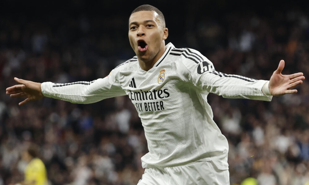 El delantero francés del Real Madrid Kylian Mbappé celebra tras anotar su segundo gol, el tercero del equipo, durante un partido de la jornada 20 de LaLiga EA Sports, entre el Real Madrid y el UD Las Palmas, en el Estadio Santiago Bernabéu de Madrid. EFE/ Sergio Perez