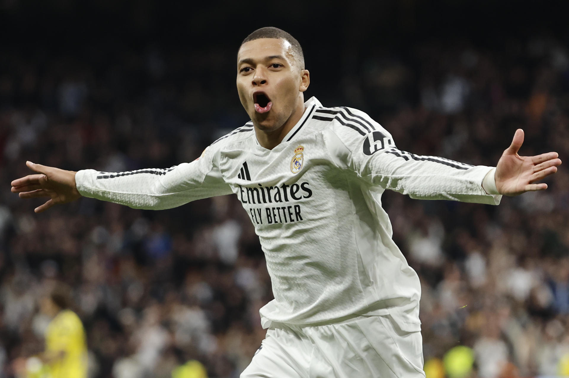 El delantero francés del Real Madrid Kylian Mbappé celebra tras anotar su segundo gol, el tercero del equipo, durante un partido de la jornada 20 de LaLiga EA Sports, entre el Real Madrid y el UD Las Palmas, en el Estadio Santiago Bernabéu de Madrid. EFE/ Sergio Perez