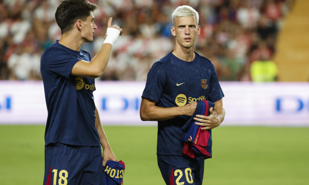 Los jugadores del FC Barcelona Dani Olmo (d) y Pau Víctor en foto de archivo de Mariscal