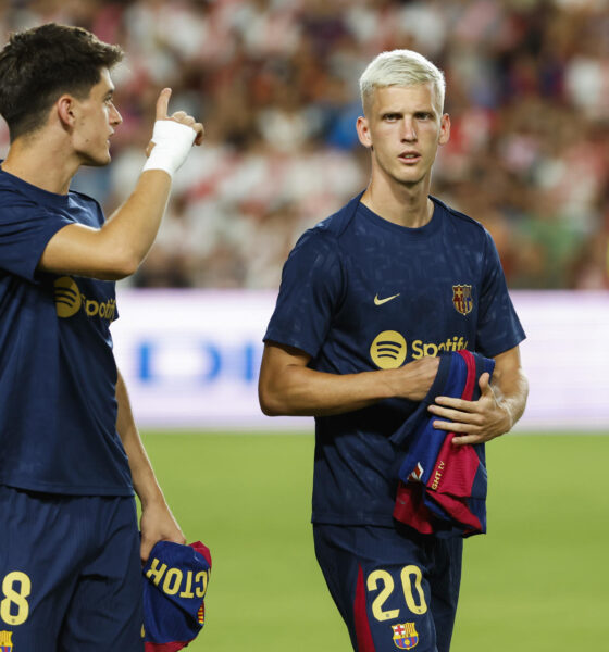 Los jugadores del FC Barcelona Dani Olmo (d) y Pau Víctor en foto de archivo de Mariscal