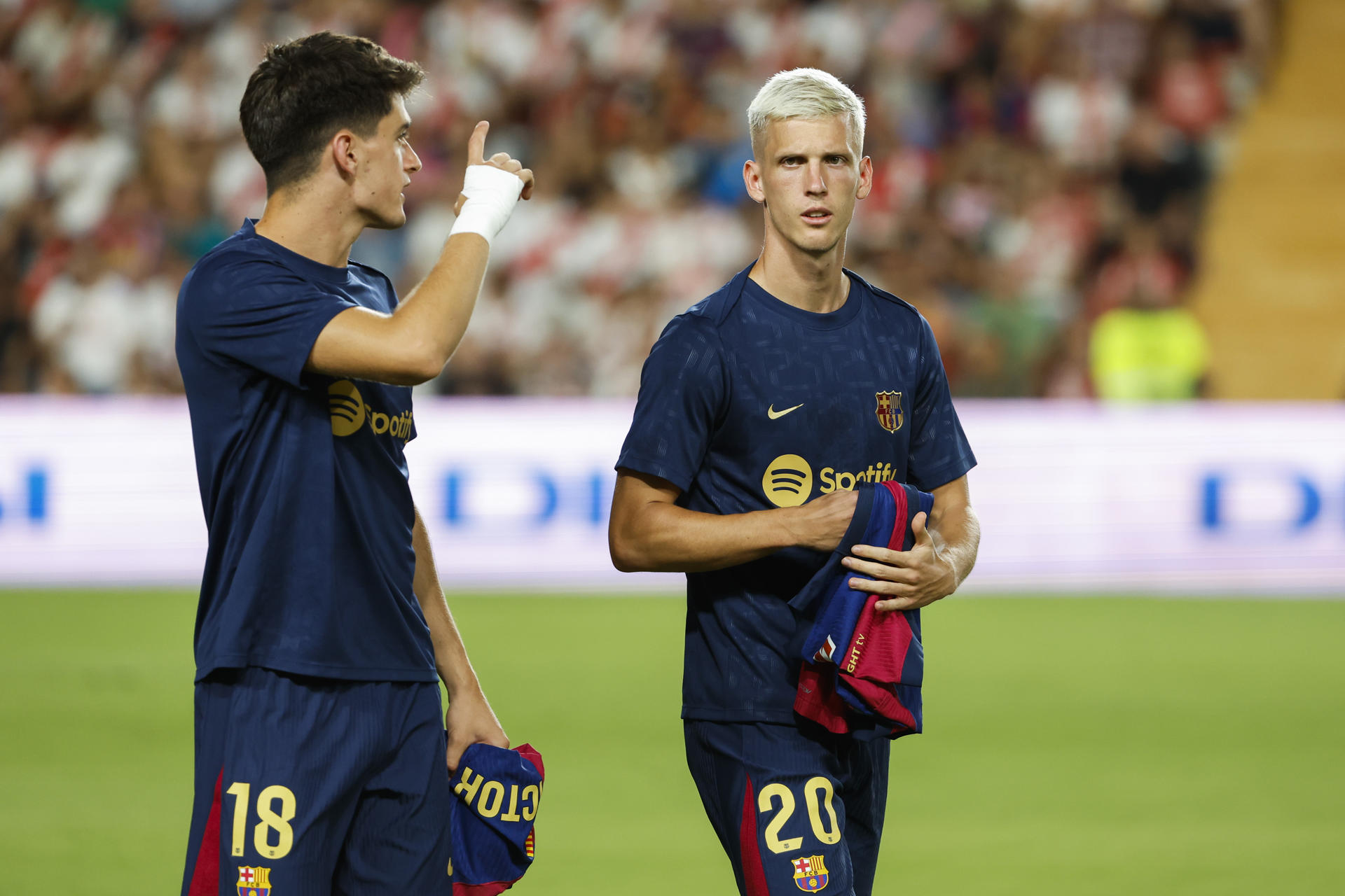 Los jugadores del FC Barcelona Dani Olmo (d) y Pau Víctor en foto de archivo de Mariscal