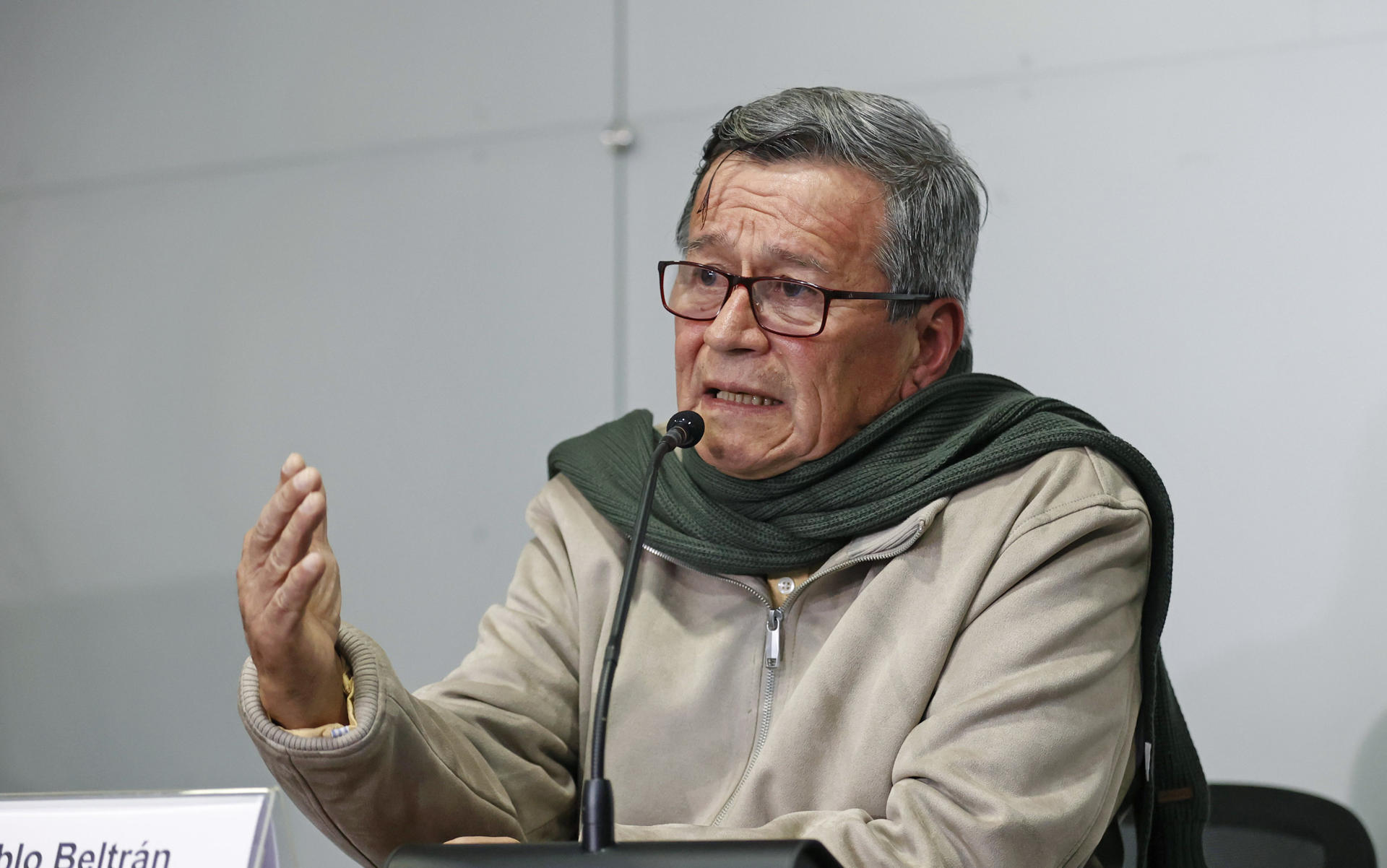 Pablo Beltrán (i), jefe de la delegación de la guerrilla del ELN, en una foto de archivo. EFE/Mauricio Dueñas Castañeda