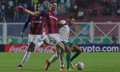 Fotografía de archivo, tomada el pasado 3 de abril, en la que se registró al defensor argentino Gastón Campi (c), al actuar para el club San Lorenzo de Argentina, durante un partido de la Copa Libertadores, en Buenos Aires (Argentina). EFE/Luciano González