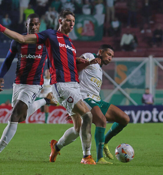 Fotografía de archivo, tomada el pasado 3 de abril, en la que se registró al defensor argentino Gastón Campi (c), al actuar para el club San Lorenzo de Argentina, durante un partido de la Copa Libertadores, en Buenos Aires (Argentina). EFE/Luciano González