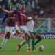 Fotografía de archivo, tomada el pasado 3 de abril, en la que se registró al defensor argentino Gastón Campi (c), al actuar para el club San Lorenzo de Argentina, durante un partido de la Copa Libertadores, en Buenos Aires (Argentina). EFE/Luciano González