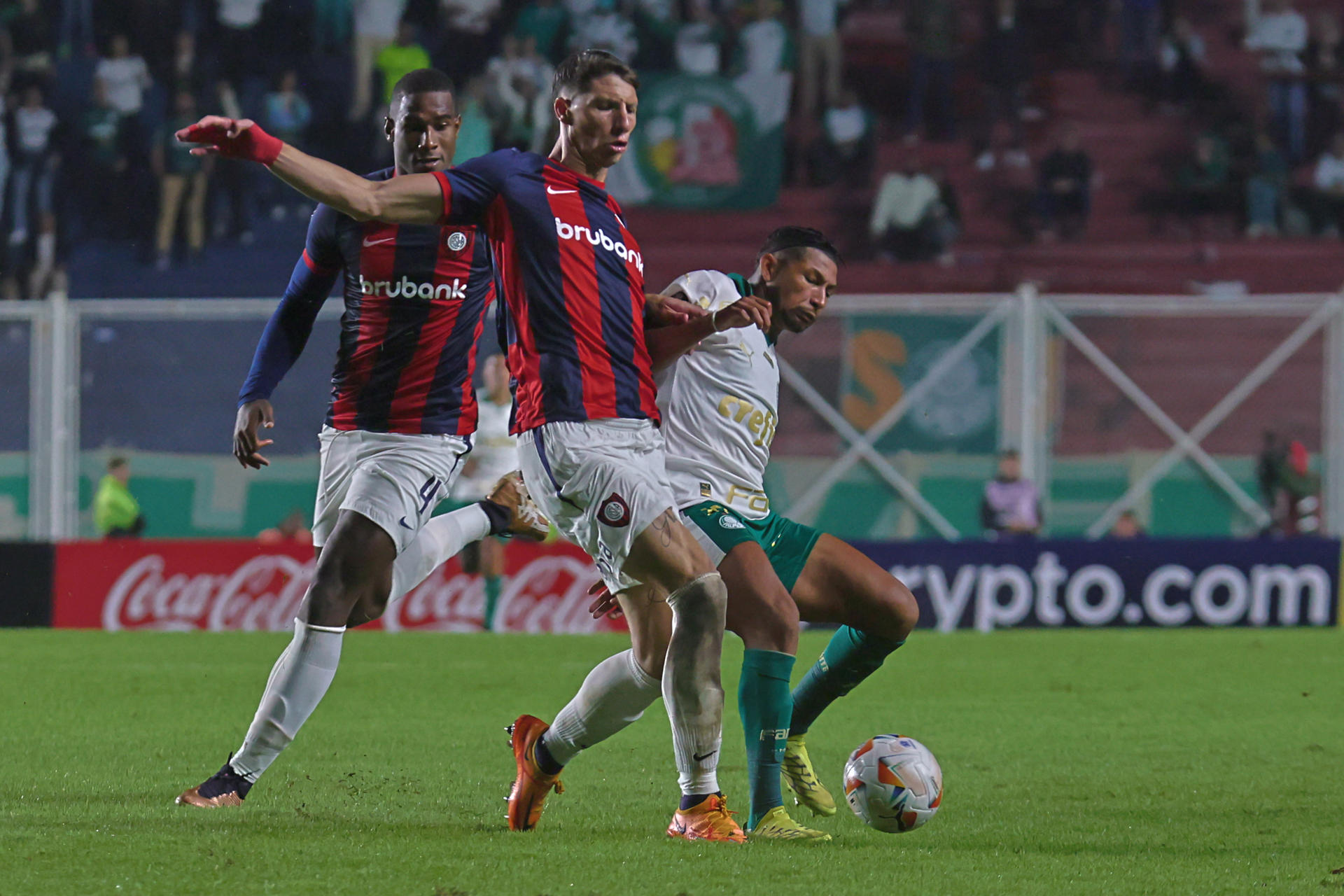 Fotografía de archivo, tomada el pasado 3 de abril, en la que se registró al defensor argentino Gastón Campi (c), al actuar para el club San Lorenzo de Argentina, durante un partido de la Copa Libertadores, en Buenos Aires (Argentina). EFE/Luciano González