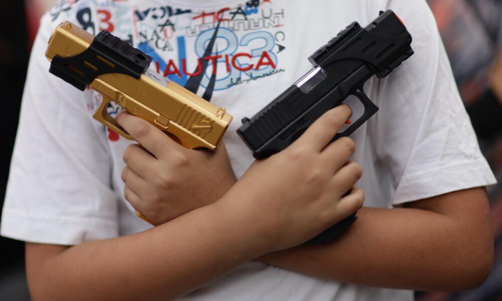 Un niño sostiene unas armas de juguete durante un canje de armas en Ciudad de México (México). Imagen de archivo. EFE/ Sáshenka Gutiérrez