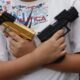 Un niño sostiene unas armas de juguete durante un canje de armas en Ciudad de México (México). Imagen de archivo. EFE/ Sáshenka Gutiérrez