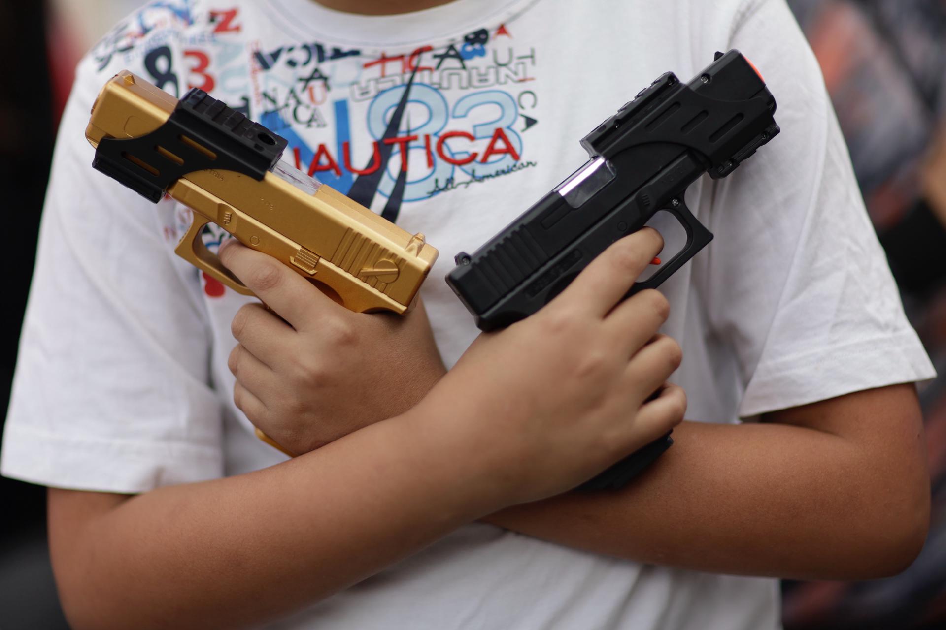 Un niño sostiene unas armas de juguete durante un canje de armas en Ciudad de México (México). Imagen de archivo. EFE/ Sáshenka Gutiérrez