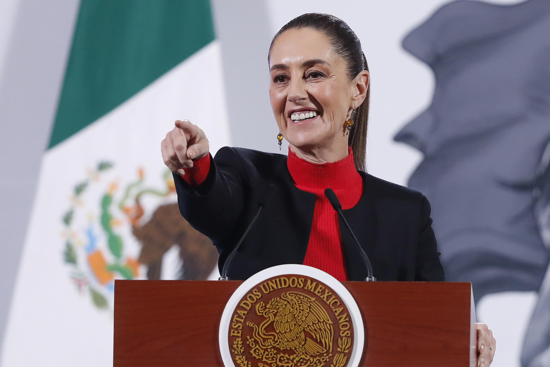 La presidenta de México, Claudia Sheinbaum habla en una rueda de prensa este jueves, en el Palacio Nacional en la Ciudad de México (México). EFE/ Mario Guzmán