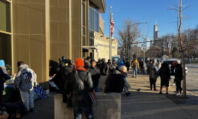 Un grupo de inmigrantes espera en fila para recibir comida de un albergue en la ciudad de Chicago, Illinois (EE.UU.). Archivo. EFE/ Enrique García Fuentes