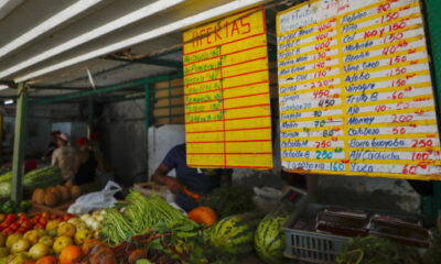 Fotografía de archivo de una tabla con precios en una plaza de mercado en La Habana (Cuba). EFE/Yander Zamora