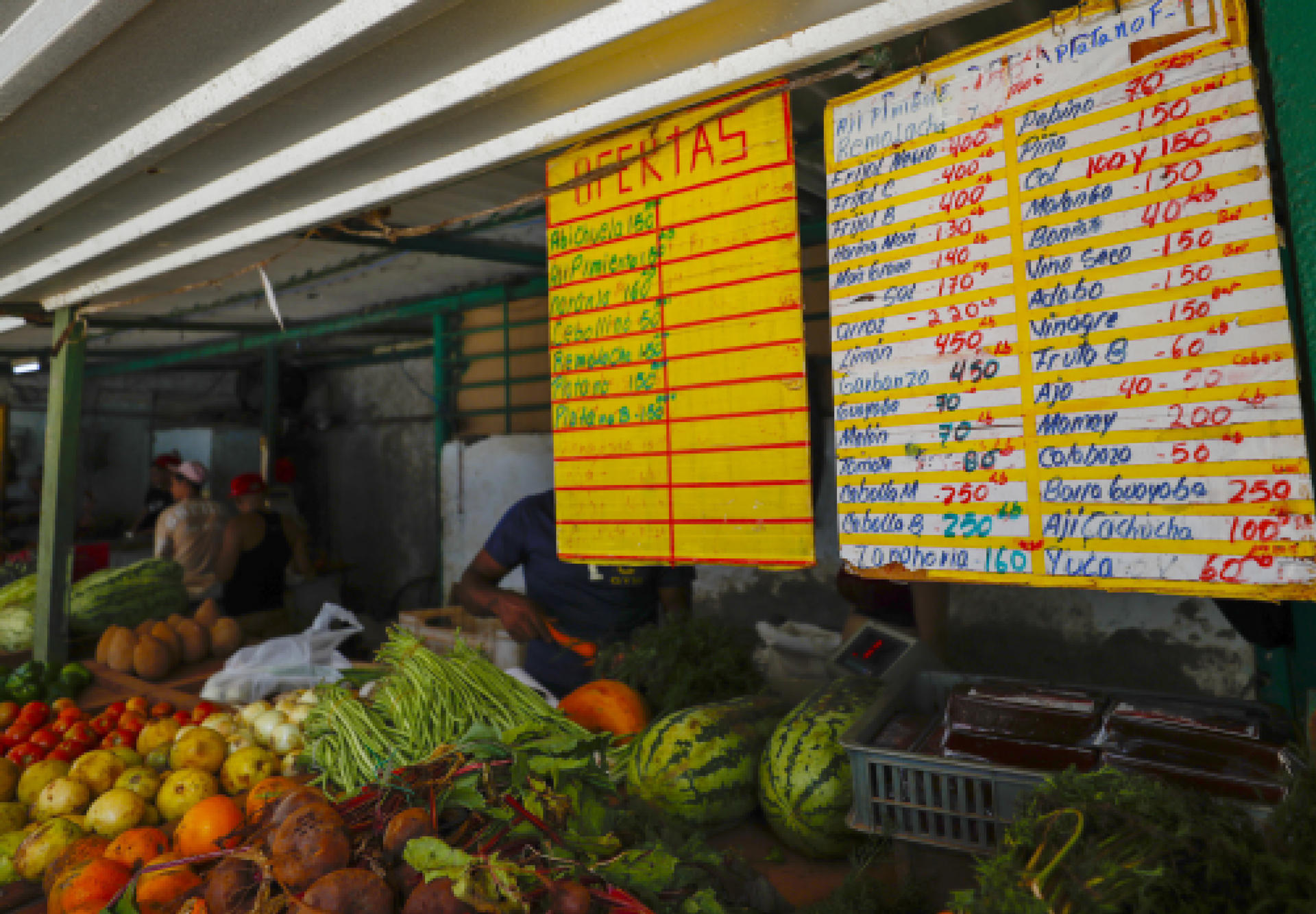 Fotografía de archivo de una tabla con precios en una plaza de mercado en La Habana (Cuba). EFE/Yander Zamora