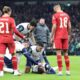 Los jugadores del Tottenham rodean al uruguayo Rodrigo Bentancur durante el partido de la EFL Cup jugado en Londres.EFE/EPA/NEIL HALL