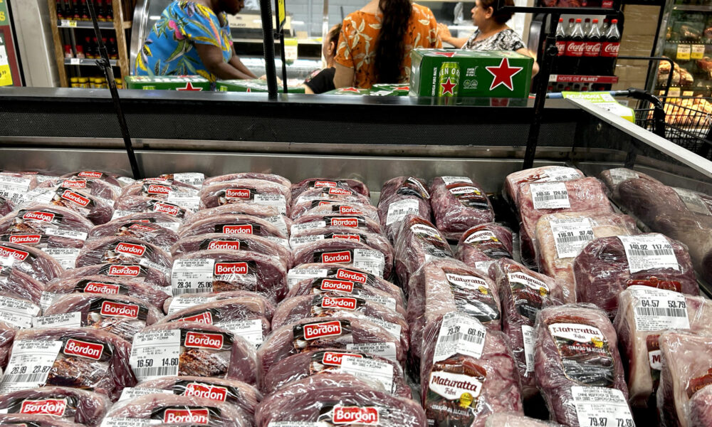 Fotografía de alimentos en una tienda este viernes, en Rio de Janeiro (Brasil). EFE/ Antonio Lacerda.