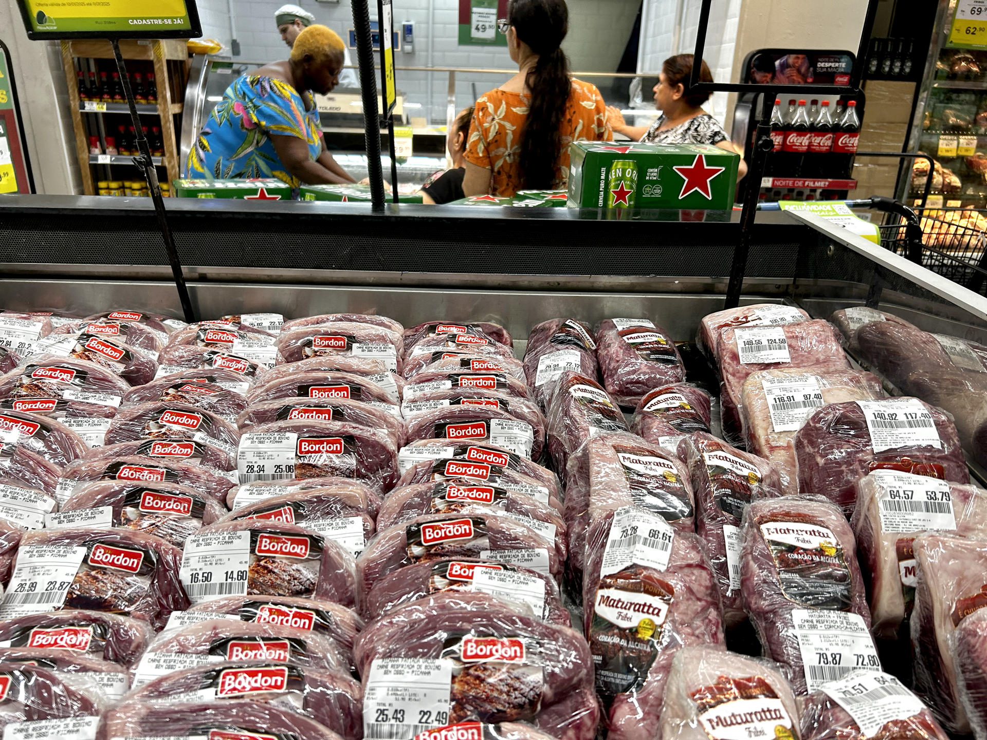 Fotografía de alimentos en una tienda este viernes, en Rio de Janeiro (Brasil). EFE/ Antonio Lacerda.