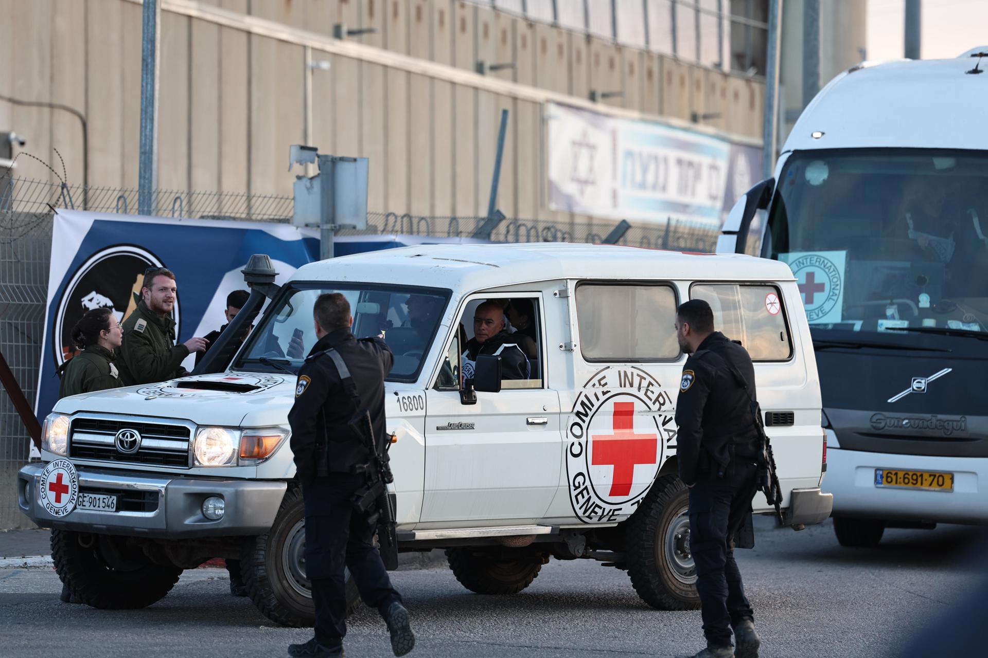 El Comité Internacional de la Cruz Roja (CICR) llega a la prisión militar de Ofer en Cisjordania, al norte de Jerusalén, para trasladar a los prisioneros palestinos que se espera sean liberados en el acuerdo de liberación Israel-Hamas del 19 de enero de 2025, en medio de un alto el fuego entre Israel y Hamas. Israel y Hamás acordaron un acuerdo de liberación de rehenes y un alto el fuego en Gaza que se implementará el 19 de enero de 2025. 
EFE/EPA/ATEF SAFADI