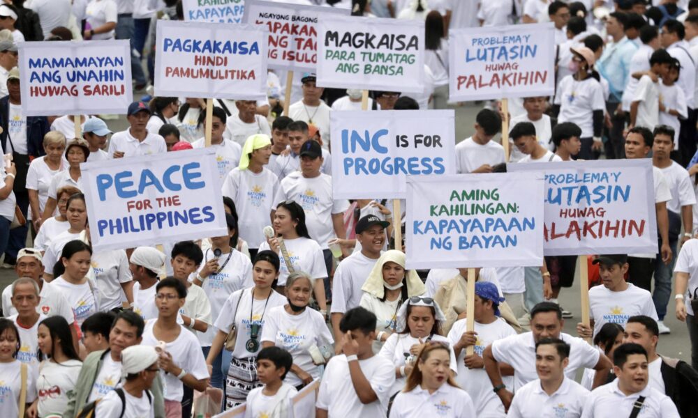 Manila (Philippines), 13/01/2025.- Filipinos muestran pancartas de apoyo a la vicepresidenta Sara Duterte, que enfrenta un proceso de destitución. EFE/EPA/FRANCIS R. MALASIG