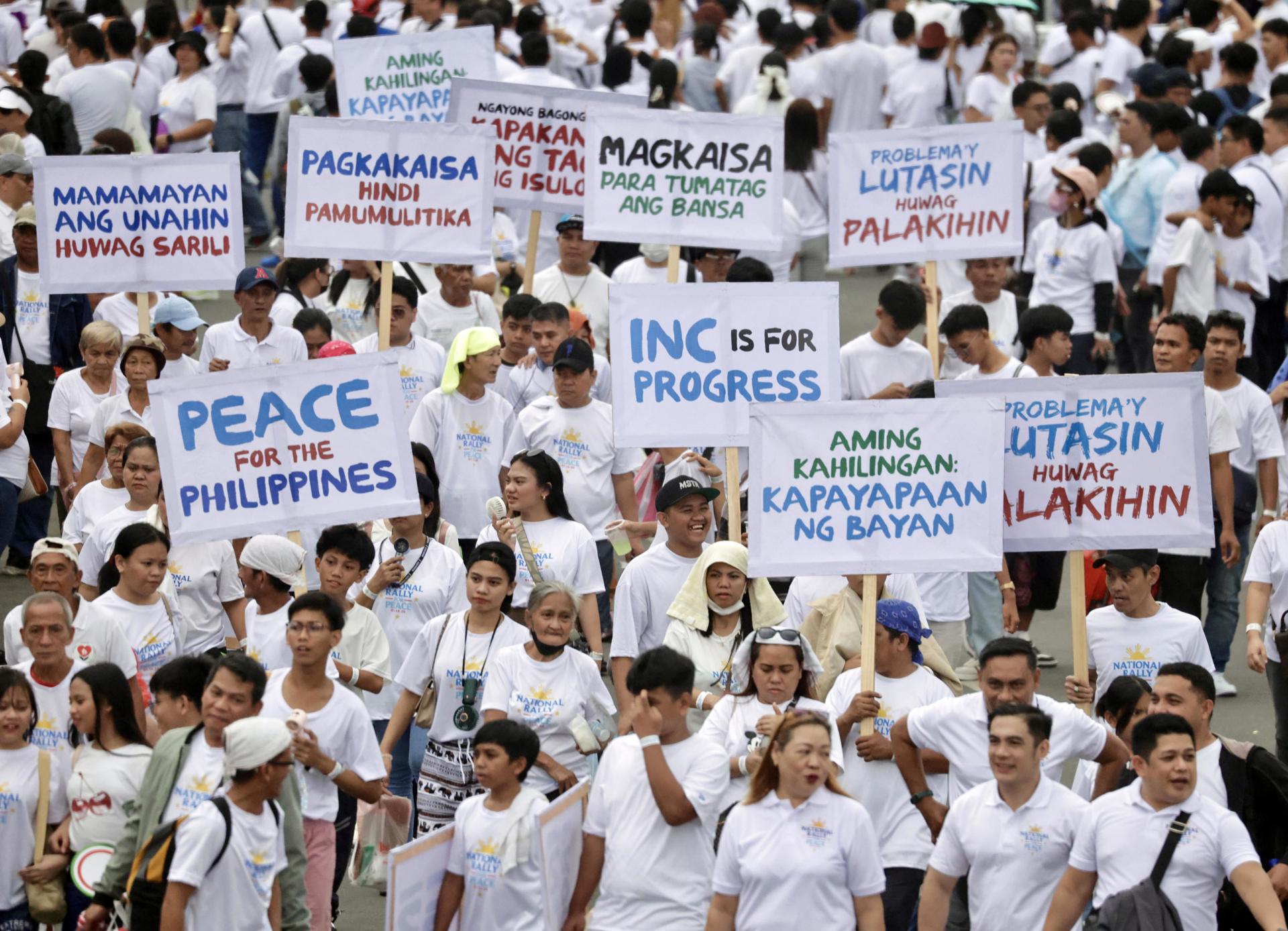 Manila (Philippines), 13/01/2025.- Filipinos muestran pancartas de apoyo a la vicepresidenta Sara Duterte, que enfrenta un proceso de destitución. EFE/EPA/FRANCIS R. MALASIG