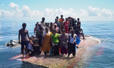 Fotografía de archivo de un grupo de rohinyás esperan a ser rescatados en un barco hundido frente a las aguas de la provincia de Aceh, en el oeste de Indonesia. EFE/EPA/ZAINAL ABIDIN