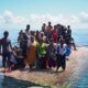 Fotografía de archivo de un grupo de rohinyás esperan a ser rescatados en un barco hundido frente a las aguas de la provincia de Aceh, en el oeste de Indonesia. EFE/EPA/ZAINAL ABIDIN