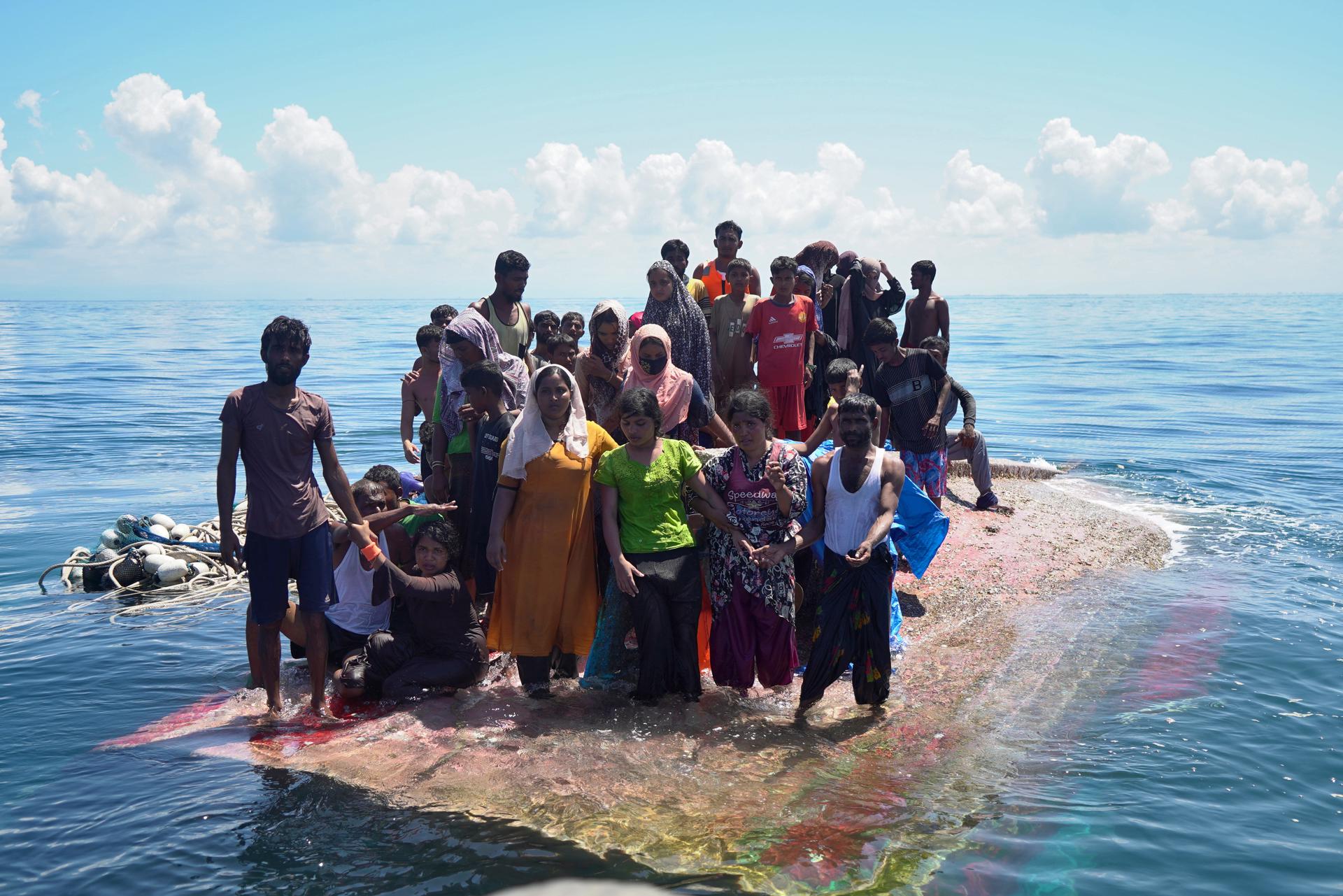 Fotografía de archivo de un grupo de rohinyás esperan a ser rescatados en un barco hundido frente a las aguas de la provincia de Aceh, en el oeste de Indonesia. EFE/EPA/ZAINAL ABIDIN