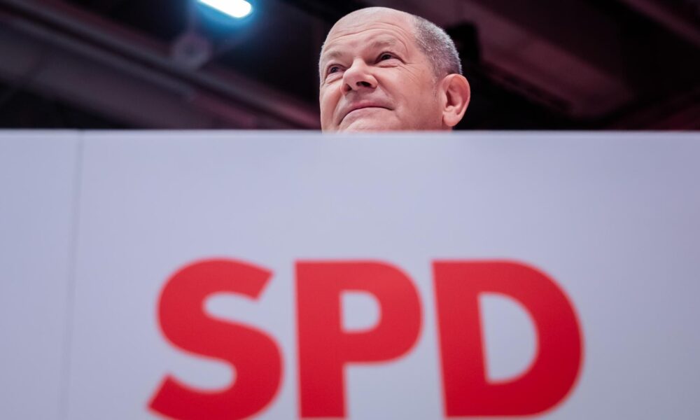 El canciller alemán, Olaf Scholz, en la convención del Partido Socialdemócrata (SPD) que le proclamó este sábado en Berlín candidato del partido para las elecciones anticipadas del próximo 23 de febrero. EFE/EPA/Christoph Soeder