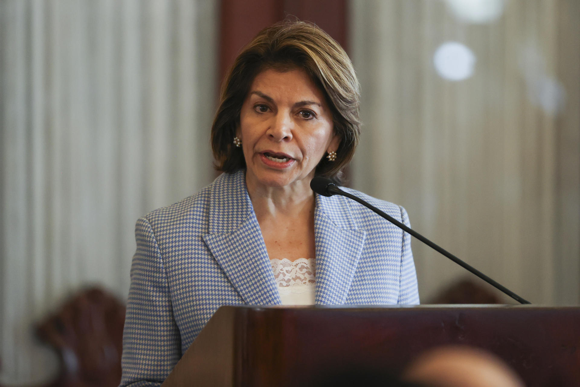 La expresidenta de Costa Rica, Laura Chinchilla, habla durante una reunión entre líder opositor venezolano Edmundo González Urrutia y el presidente de R. Dominicana, Luis Abidaner, este jueves, en Santo Domingo (R. Dominicana). EFE/ Orlando Barría