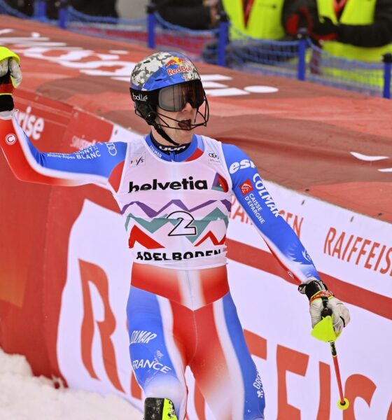 El francés Clement Noel festeja su victoria el eslalon masculino de la Copa del Mundo de esquí alpino en Adelboden (Suiza). EFE/EPA/JEAN-CHRISTOPHE BOTT