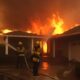 Imagen de archivo que muestra a bomberos combatiendo un incendio que envuelve una vivienda durante el incendio de Palisades, en el vecindario de Pacific Palisades, Los Ángeles, California, EE.UU. EFE/EPA/ALLISON DINNER