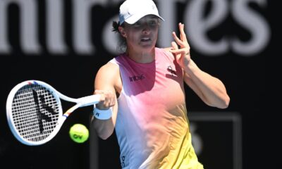 La polaca Iga Swiatek en acción ante la eslovaca Rebecca Sramkova en el Abierto de Australia. EFE/LUKAS COCH