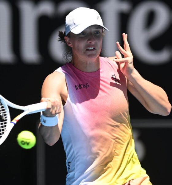 La polaca Iga Swiatek en acción ante la eslovaca Rebecca Sramkova en el Abierto de Australia. EFE/LUKAS COCH