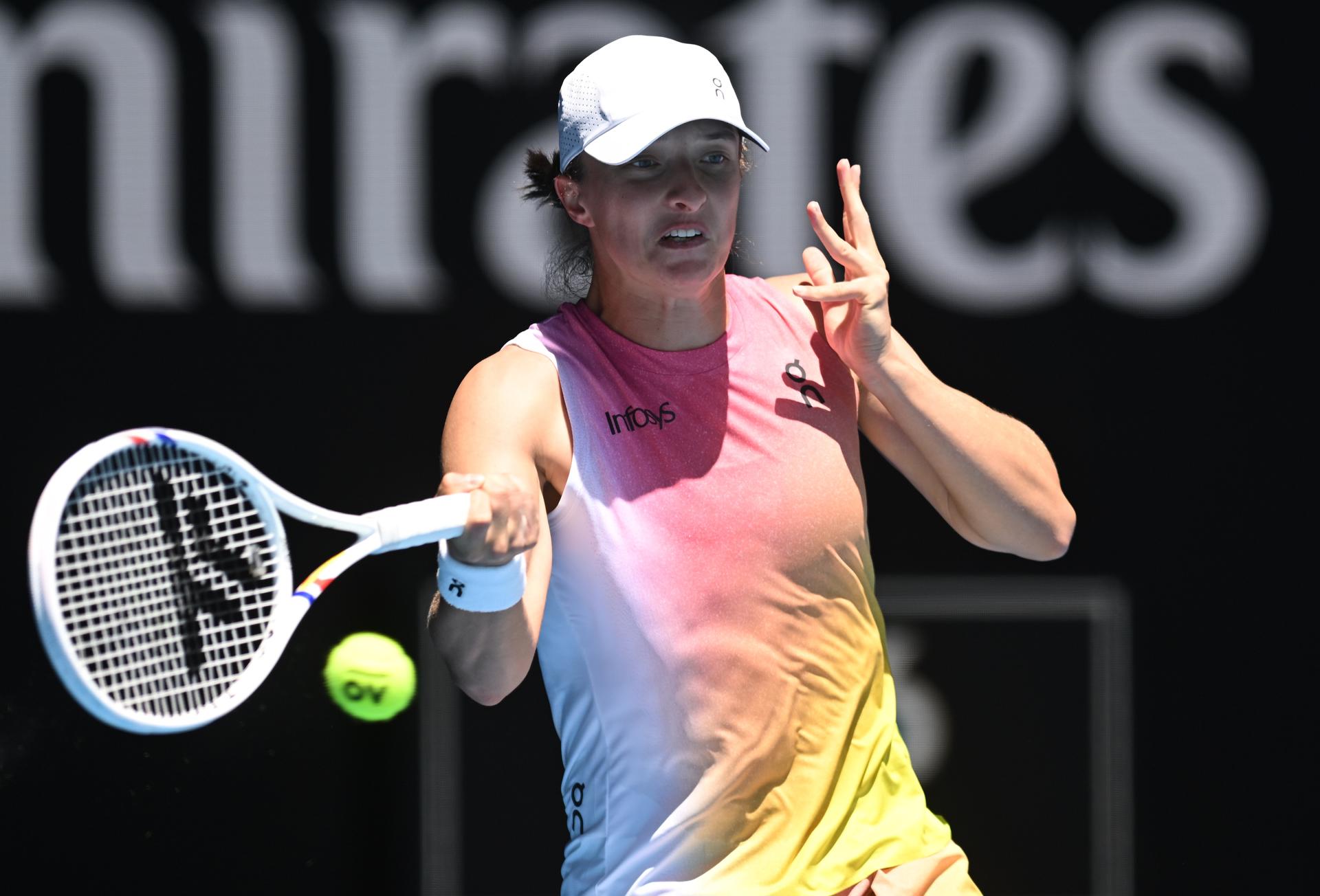 La polaca Iga Swiatek en acción ante la eslovaca Rebecca Sramkova en el Abierto de Australia. EFE/LUKAS COCH