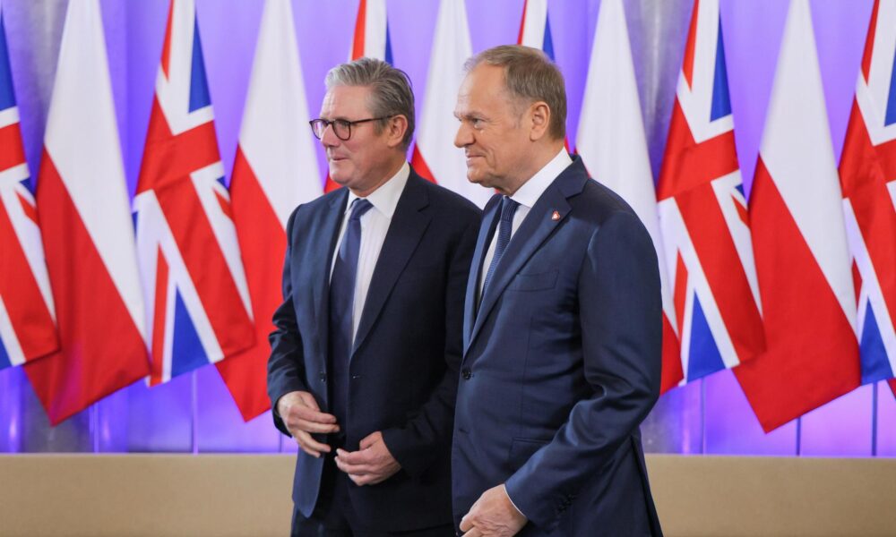 El Primer Ministro polaco Donald Tusk (D) y el Primer Ministro británico Keir Starmer (I) asisten a una ceremonia de bienvenida en la Cancillería en Varsovia, Polonia, el 17 de enero de 2025. (Polonia, Reino Unido, Varsovia) EFE/EPA/PAWEL SUPERNAK POLONIA FUERA