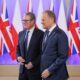 El Primer Ministro polaco Donald Tusk (D) y el Primer Ministro británico Keir Starmer (I) asisten a una ceremonia de bienvenida en la Cancillería en Varsovia, Polonia, el 17 de enero de 2025. (Polonia, Reino Unido, Varsovia) EFE/EPA/PAWEL SUPERNAK POLONIA FUERA