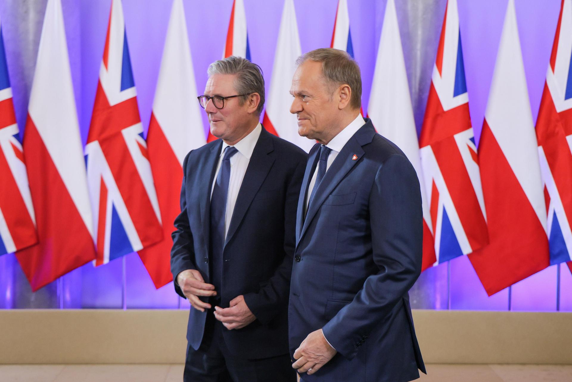 El Primer Ministro polaco Donald Tusk (D) y el Primer Ministro británico Keir Starmer (I) asisten a una ceremonia de bienvenida en la Cancillería en Varsovia, Polonia, el 17 de enero de 2025. (Polonia, Reino Unido, Varsovia) EFE/EPA/PAWEL SUPERNAK POLONIA FUERA