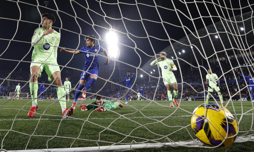 El centrocampista uruguayo del Getafe, Mauro Arambarri (2i), tras conseguir el primer gol del equipo madrileño durante el encuentro correspondiente a la jornada 20 de Laliga EA Sports que disputaron Getafe y FC Barcelona en el Coliseum de Getafe. EFE / Chema Moya.