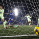 El centrocampista uruguayo del Getafe, Mauro Arambarri (2i), tras conseguir el primer gol del equipo madrileño durante el encuentro correspondiente a la jornada 20 de Laliga EA Sports que disputaron Getafe y FC Barcelona en el Coliseum de Getafe. EFE / Chema Moya.