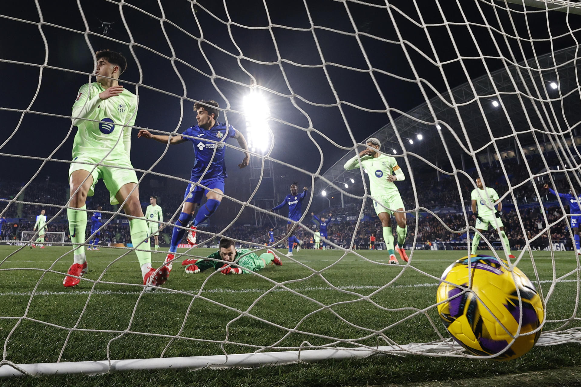 El centrocampista uruguayo del Getafe, Mauro Arambarri (2i), tras conseguir el primer gol del equipo madrileño durante el encuentro correspondiente a la jornada 20 de Laliga EA Sports que disputaron Getafe y FC Barcelona en el Coliseum de Getafe. EFE / Chema Moya.